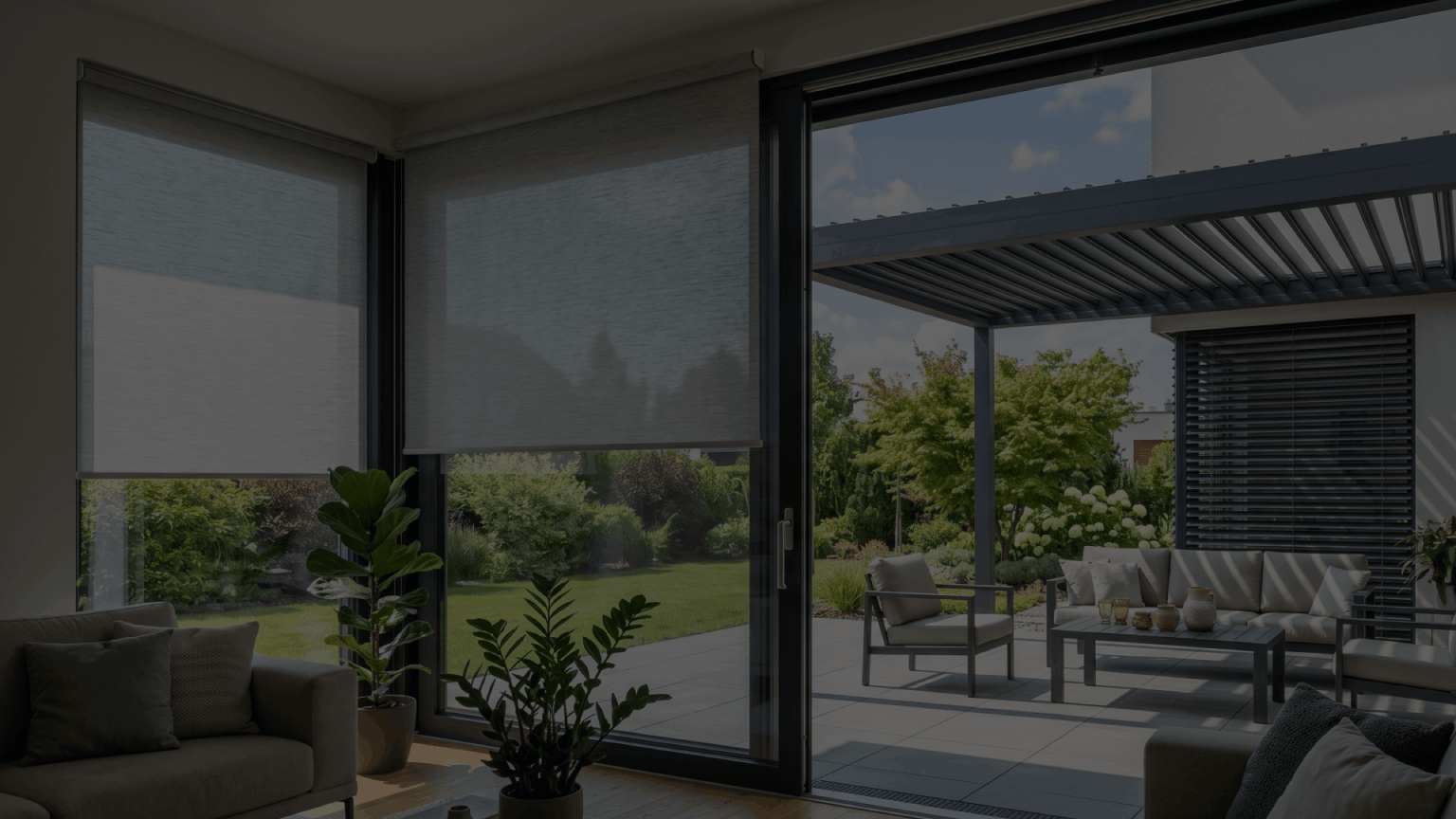Moderní minimalistická vila s velkými skleněnými okny a elegantními šedými motorizovanými pergolami