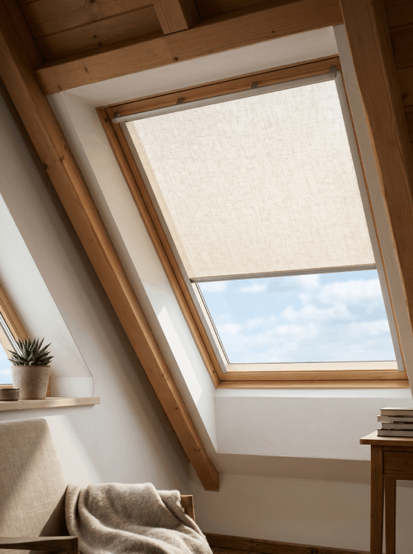Zatemňovací střešní roleta v podkrovní ložnici – VELUX okno